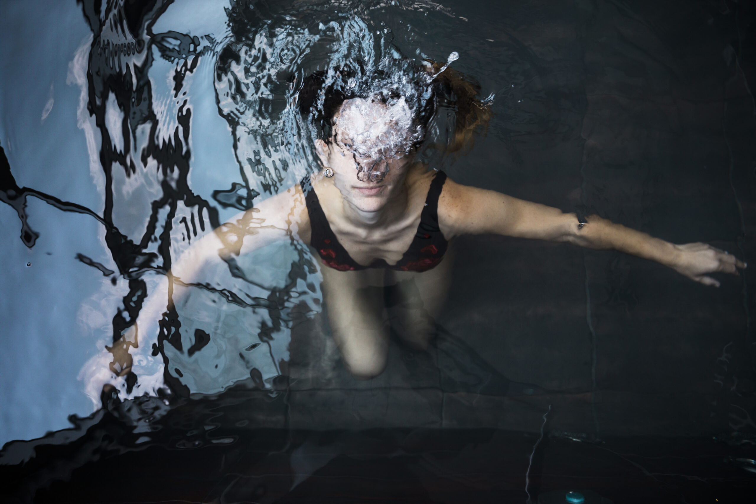 Kobieta zanurzająca się pod wodą